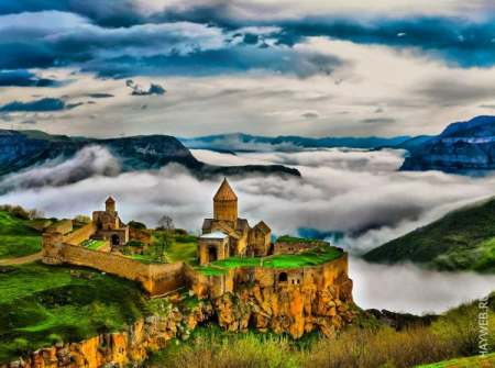 Սյունիք նշանակում է Սյուներ, դրանք Մայր Հայաստանի սյուններն են, որի վրա հենված է Հայոց աշխարհը
