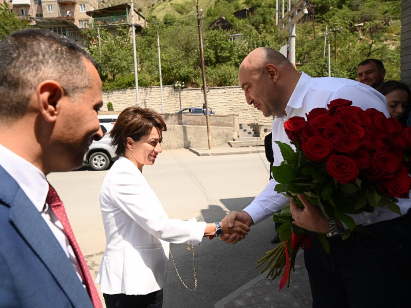 ՀՀ վարչապետի տիկին Աննա Հակոբյանն այցելել է Քաջարան համայնք և տեսակցել 100-ամյա Արշալույս տատին