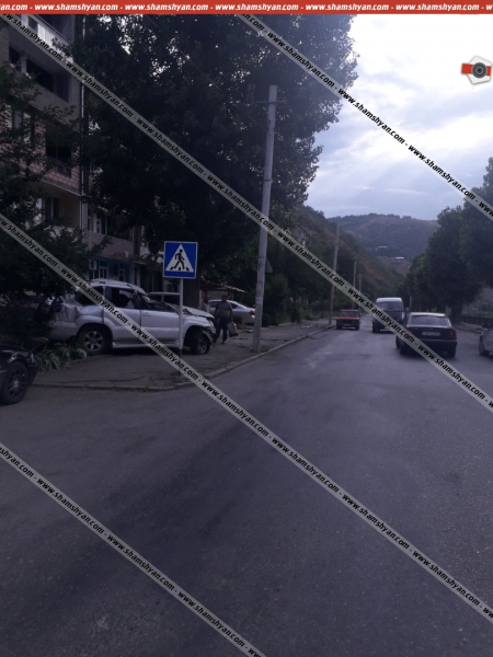 Կապանում 22-ամյա վարորդը Prado-ով մի քանի մետր գլորվելով՝ հայտնվել է կանաչ գոտում, վարորդն ու 2 ուղևորներ տեղափոխվել են հիվանդանոց. ֆոտոշարք