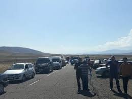 Սյունիքում բեռնատարների վարորդները փակել էին Գորիս–Սիսիան ճանապարհը. նրանք դժգոհ են ճանապարհներին տեղադրված կշեռքներից