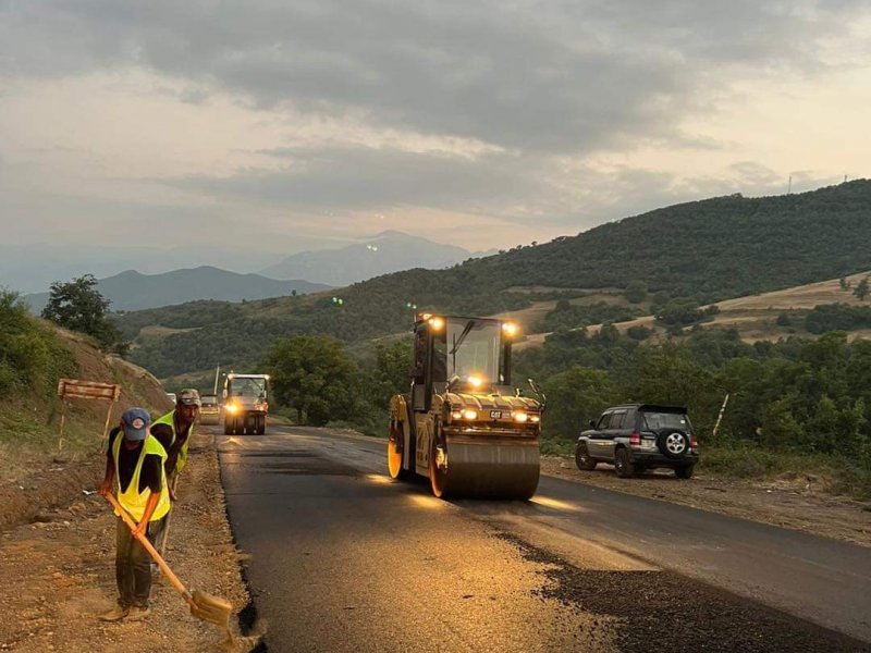 Տաթև-Աղվանի հատվածում տեղադրվում է ասֆալտբետոնե ծածկի վերջին՝ երրորդ շերտը