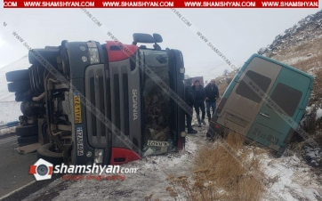 Սյունիքում բախվել են Mercedes Sprinter-ն ու իրանական համարանիշներով Scania-ն, վերջինս կողաշրջվել է, Mercedes-ն էլ հայտնվել է ճանապարհի եզրին առկա փոսում․ ՖՈՏՈՌԵՊՈՐՏԱԺ