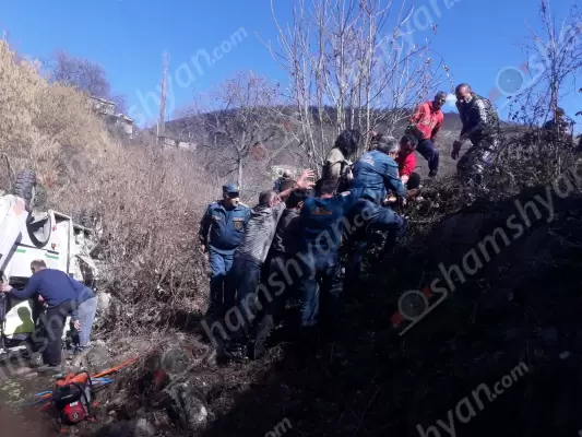 Խոշոր ավտովթար Սյունիքի մարզում․ դպրոցականներին տեղափոխող ավտոբուսը մոտ 5 մետր բարձրությունից ընկել, գլխիվայր հայտնվել է գետում․ կան մեծ թվով վիրավորներ, այդ թվում՝ ուսուցիչներ ու երեխաներ․ ՖՈՏՈՌԵՊՈՐՏԱԺ