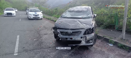 Խոշոր ավտովթար Կապանում. 22-ամյա վարորդը Toyota Corolla-ով բախվել է բետոնե պատնեշին ու գլխիվայր շրջվել. կա վիրավոր. ՖՈՏՈՌԵՊՈՐՏԱԺ