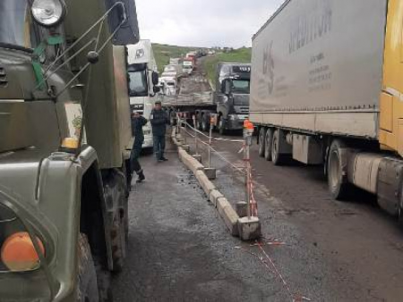 Սյունիքում խափանված բեռնատարը ճանապարհը միակողմանի փակել է