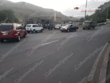 Սյունիքում ավտովթարից հետո տեղի է ունեցել ծեծկռտուք․ 3 հոգի դանակահարված տեղափոխվել են հիվանդանոց․ ժամանել է Սյունիքի մարզի ոստիկանապետը․ ՖՈՏՈՌԵՊՈՐՏԱԺ