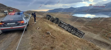 Խոշոր ավտովթար՝ Սյունիքի մարզում. 39-ամյա իրանցին Reno մակնիշի բեռնատար կցորդիչով կողաշրջվել և հայտնվել է ձորում. կա վիրավոր. օպերատիվ են գործել Սիսիանի հիվանդանոցի բժիշկները, փրկարարներն ու պարեկները. ՖՈՏՈՇԱՐՔ