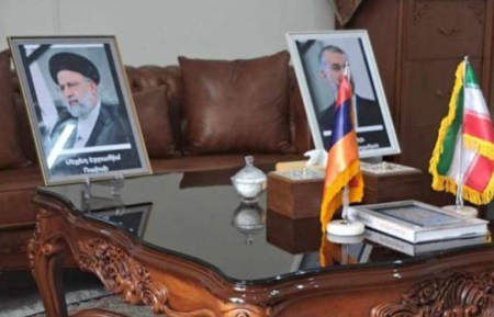 Սյունիքում տեղակայված Իրանի հյուպատոսարանում իջեցվել է երկրի դրոշը. քաղաքացիները ծաղիկներ են խոնարհում