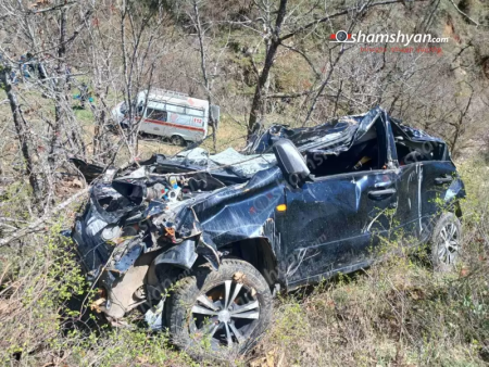 Ողբերգական ավտովթար՝ Սյունիքի մարզում․ «Lada Granta»-ն դուրս է եկել ճանապարհի երթևեկելի գոտուց և մոտ 500 մետր գլորվելով հայտնվել ձորում․ վարորդի մարմինը մեծ դժվարությամբ դիատարին են մոտեցրել փրկարարներն ու պարեկները․ ՖՈՏՈՌԵՊՈՐՏԱԺ