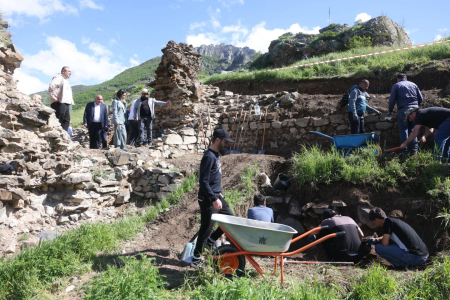 Ժաննա Անդրեասյանն այցելել է Բաղաբերդի ամրոց, ծանոթացել իրականացված պեղումներին
